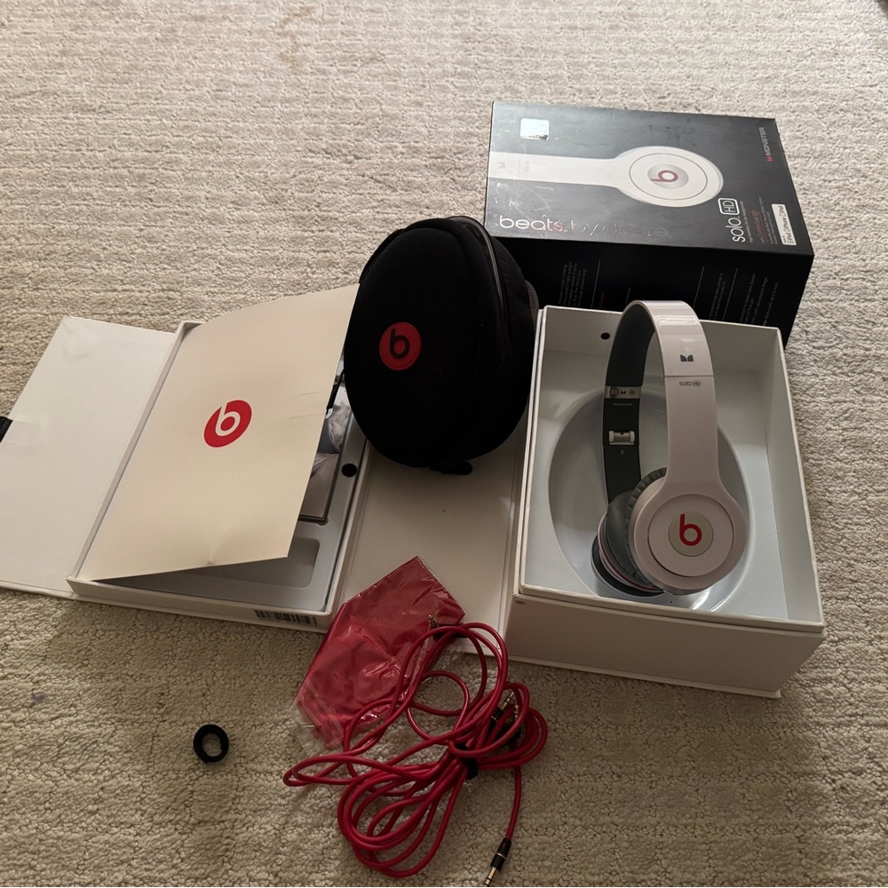 Beats by Dre Solo HD White Over-Ear Headphones in Box
